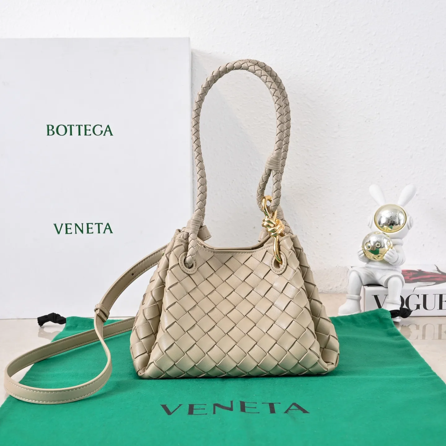 Batch 1760 BV home is new! Andiamo combines Bottega Veneta archives parachute handbags to inherit retro elements and integrate modern trends. The same style as Shu Qi's Beijing Night. It is a continuation of the classic bag. It has three functions: hand carry, shoulder and cross-body. It is embellished with metal brass knot buckles. The capacity of the small one is amazing. It can easily hold sunglasses in a box/small bottle of water/powder powder/charger and other daily necessities when going out. The upper body is versatile. Style number: 6569 Size: 21*17*16.5cm